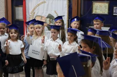 Uczniowie ślubują przysiegę podczas pasowania na ucznia