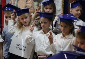 Uczniowie ślubują przysiegę podczas pasowania na ucznia