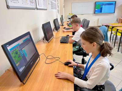 dzieci kodują grę Minecraft.