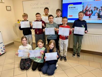 uczniowie prezentują certyfikaty po zakończonych zajęciach z kodowania