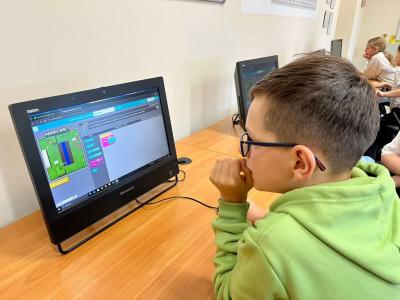 uczeń myśli jak  ukończyć kolejny poziom kodowania.