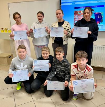 uczniowie prezentują certyfikaty po zakończonych zajęciach z kodowania