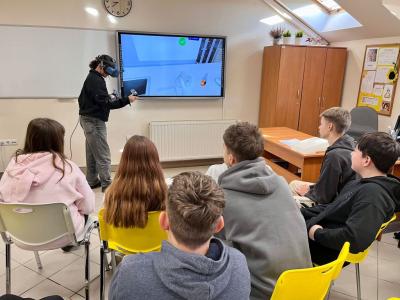 uczennica podczas przeprowadzania eksperymentu