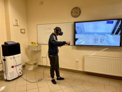 uczeń wykonuje doświadczenie za pomocą Empiriusza.