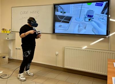 chłopiec wykonuje doświadczenie za pomocą wirtualnego laboratorium.