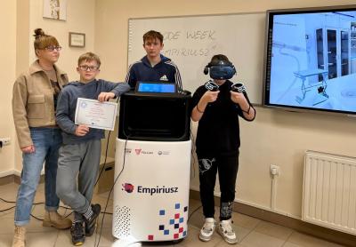 uczniowie pozują do zdjęcia i prezentują certyfikaty