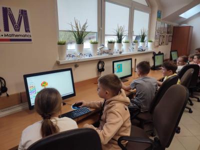 Uczniowie kodują obraz na stronie domowenauczanie.pl