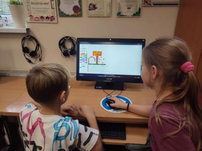 Uczniowie kodują obraz na stronie domowenauczanie.pl