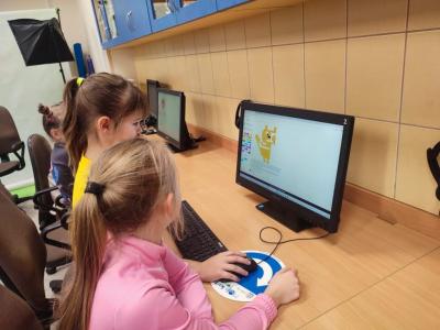 Uczniowie kodują obraz na stronie domowenauczanie.pl