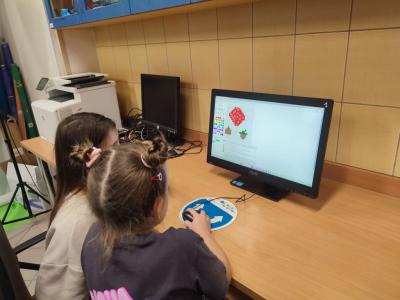 Uczniowie kodują obraz na stronie domowenauczanie.pl