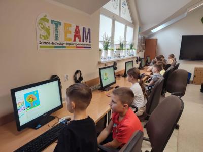Uczniowie kodują obraz na stronie domowenauczanie.pl