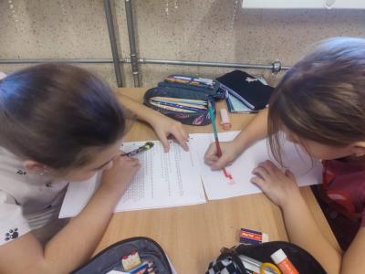 Uczniowie dekodują dyktando graficzne