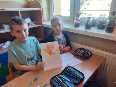 Uczniowie dekodują dyktando graficzne