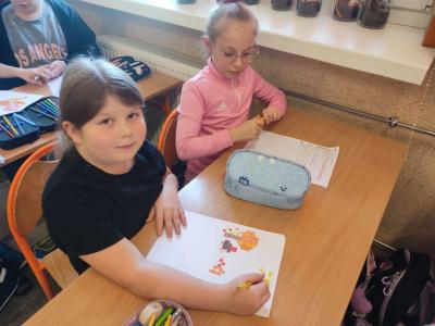 Uczniowie dekodują dyktando graficzne