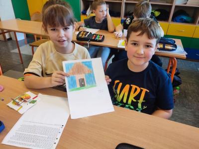 Uczniowie dekodują dyktando graficzne