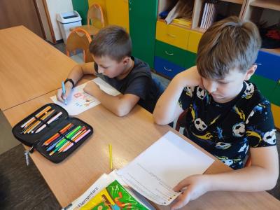 Uczniowie dekodują dyktando graficzne