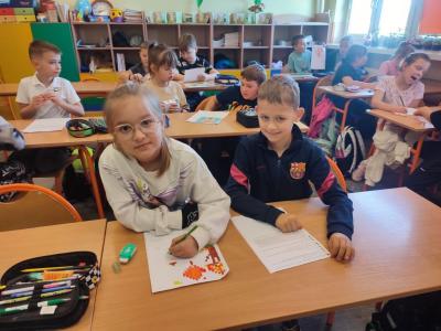 Uczniowie dekodują dyktando graficzne