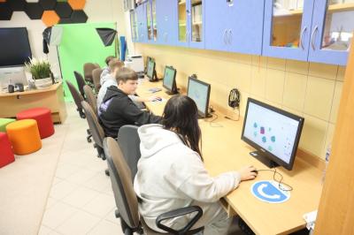 Uczniowie projektują w programie tinkercad