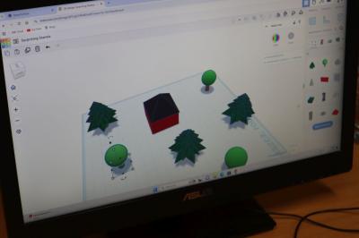 Uczniowie projektują w programie tinkercad