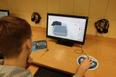 Uczniowie projektują w programie tinkercad