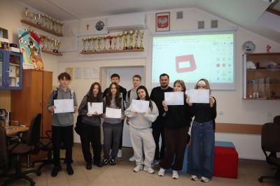 Zdjęcie grupowe z prowadzącym zajęcia