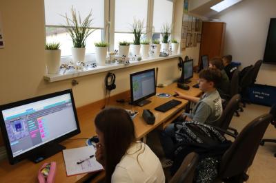 Uczniowie kodują gry na platformie code.org