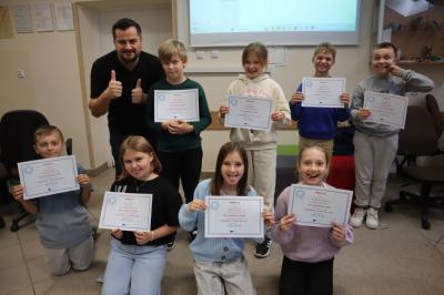 Zdjęcie grupowe z prowadzącym zajęcia