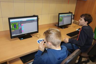 Uczniowie kodują gry na platformie code.org