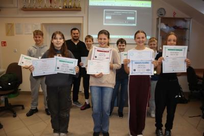 Zdjęcie grupowe z prowadzącym zajęcia