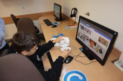 Uczniowie oglądają modele 3D wydrukowane na szkolnej drukarce 3D