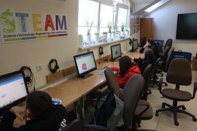 Uczniowie projektują w programie tinkercad