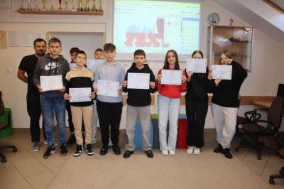 Zdjęcie grupowe z prowadzącym zajęcia