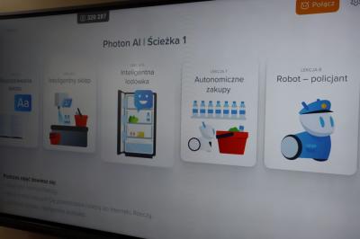 Photon AI - program nauki sztucznej inteligencji - widok na monitor interaktywny