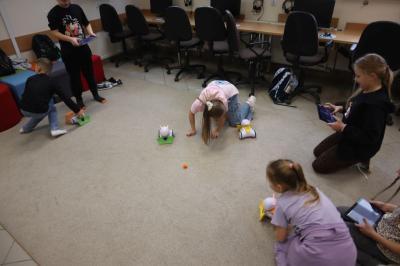 Uczniowie graja w robotyczny mecz piłki nożnej