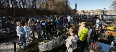 Uczniowie ZSP w Libuszy odwiedzają groby podczas święta.