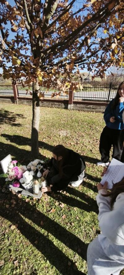 Uczniowie ZSP w Libuszy odwiedzają groby podczas święta.