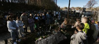 Uczniowie ZSP w Libuszy odwiedzają groby podczas święta.