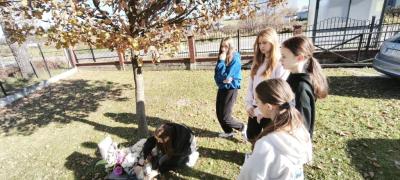 Uczniowie ZSP w Libuszy odwiedzają groby podczas święta.