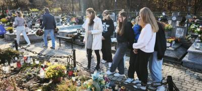 Uczniowie ZSP w Libuszy odwiedzają groby podczas święta.