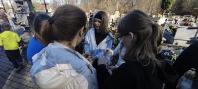 Uczniowie ZSP w Libuszy odwiedzają groby podczas święta.