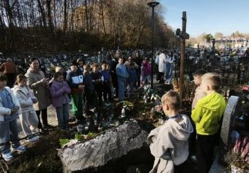 Uczniowie ZSP w Libuszy odiwedzają groby podczas święta.