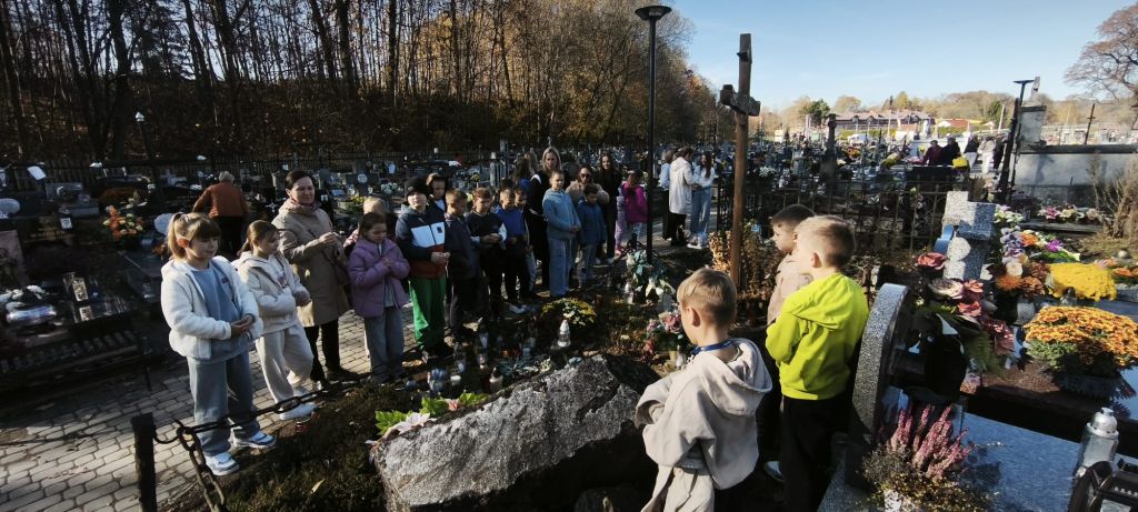 Uczniowie ZSP w Libuszy odiwedzają groby podczas święta.