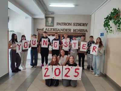 Grupa uczniów uczestniczących w programie Youngster wraz z opiekunem