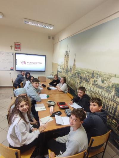 Uczniowie biorący udział w programie Youngster
