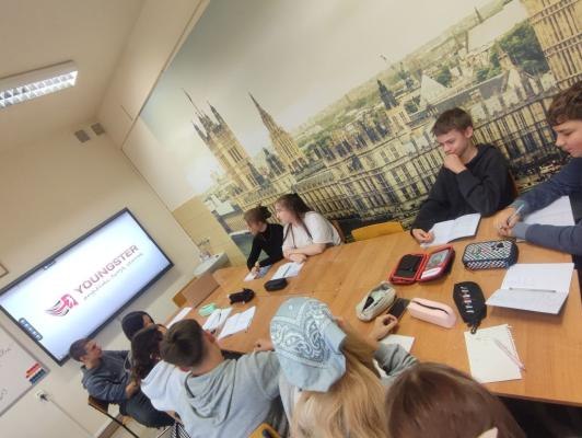 Uczniowie biorący udział w programie Youngster