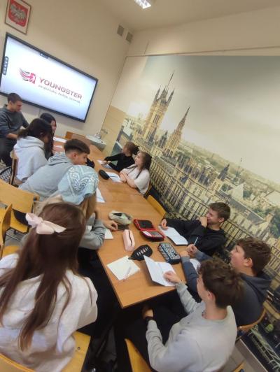 Uczniowie biorący udział  w programie Youngster