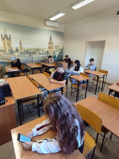 Uczniowie rozwiązujący test plasujący