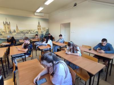 Uczniowie rozwiązujący test plasujący