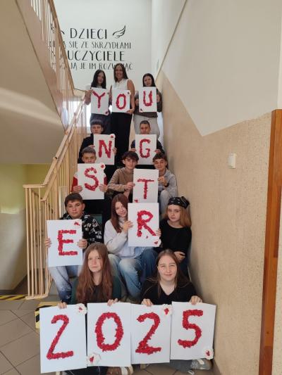 Uczniowie programu Youngster wraz z opiekunem