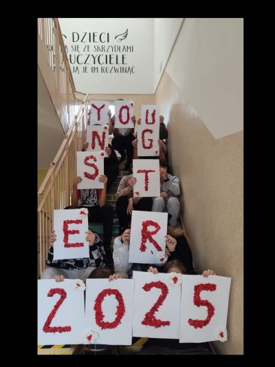 Uczestnicy prpgramu Youngster wraz z napisem